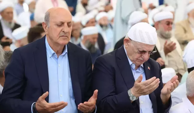 CHP'li vekil İlhan Kesici'nin Mahmut Ustaosmanoğlu'nun cenazesine katılması sosyal medyayı ikiye böldü