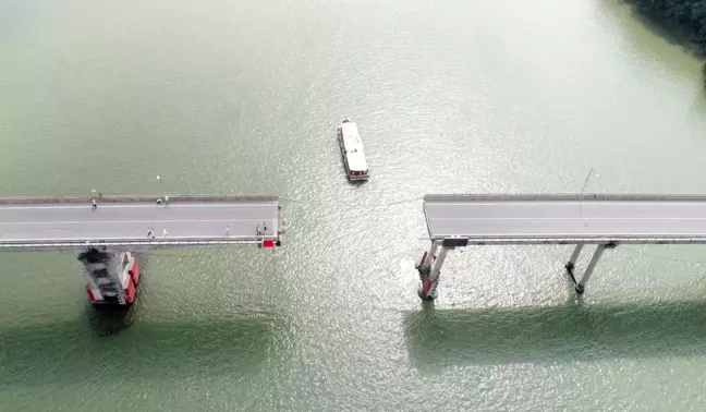 Çin'de gemi köprüye çarptı: 2 ölü, 3 kayıp