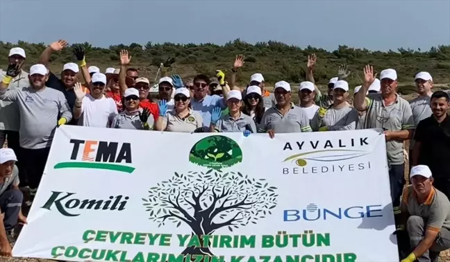 Ayvalık'ta Gönüllüler Çevre Temizliği Etkinliği Düzenledi