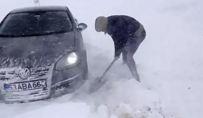 Artvin'de Yoğun Kar Yağışı Ulaşımı Olumsuz Etkiliyor