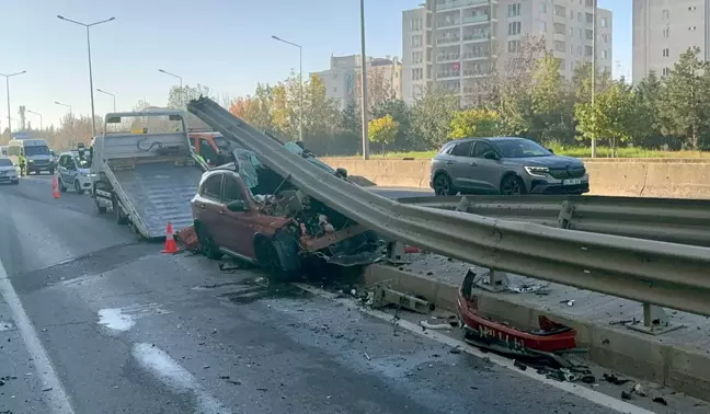 Çorlu'da Otomobil Bariyer Altına Girdi, Sürücü Kurtuldu