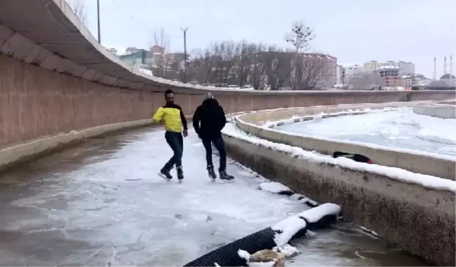 Buz Tutan Çoruh Nehri'nde Paten Yaptılar