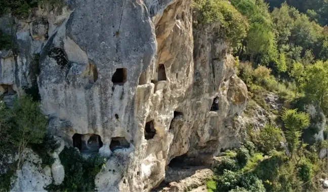 Tarihi İnceğiz Mağaraları çöp yığınına döndü