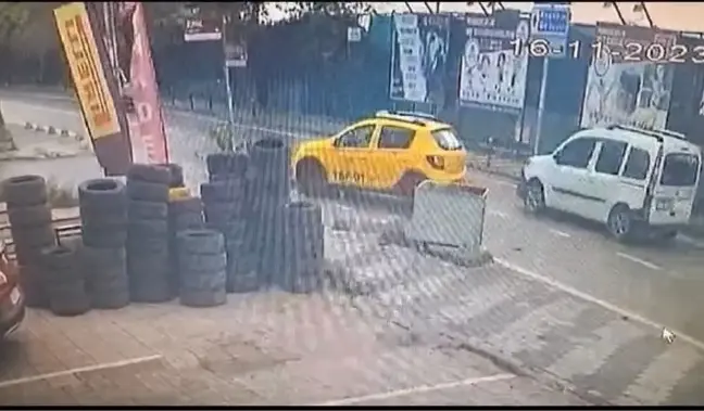 Maltepe'de motosiklet kazası: Sürücü taksiye çarptı ve sıkıştı