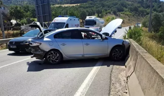 Geyve'de Kafa Kafaya Çarpışan Otomobillerde Trafik Kazası