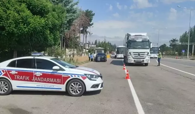 Merzifon'da Jandarma Ekipleri Kazaları Önlemek İçin Denetimlerini Sürdürüyor