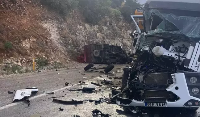 Gaziantep'te Kamyonet ile Hafriyat Kamyonu Çarpıştı