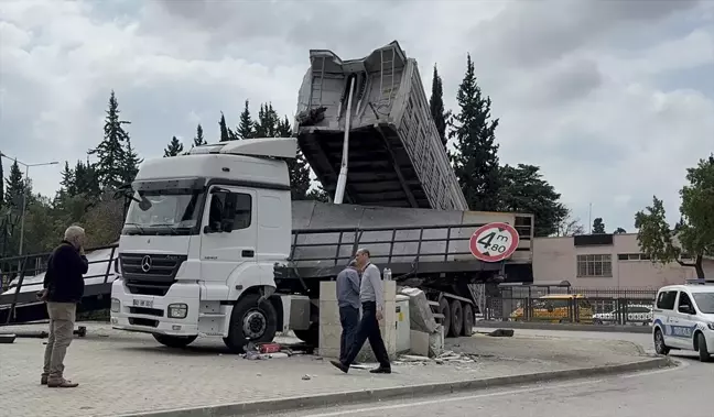 Adana'da Tırın Damperi Üst Geçidi Yıktı