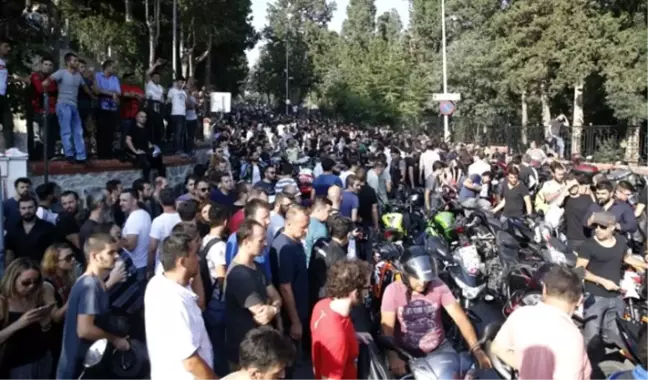 Altın Elbiseli Adam' Uğurlandı