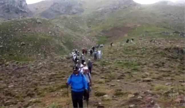 Beyşehir'de Doğaseverler Karagöl'e Tırmandı