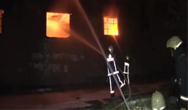 Arnavutköy'de Boya Fabrikasında Yangın