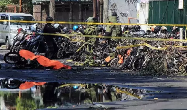 Endonezya'da 3 Kiliseye Bombalı Saldırı: 9 Öldü, 40 Yaralı