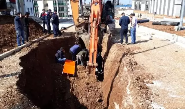 İnşaat kazısında göçük altında kalan işçi kurtarıldı