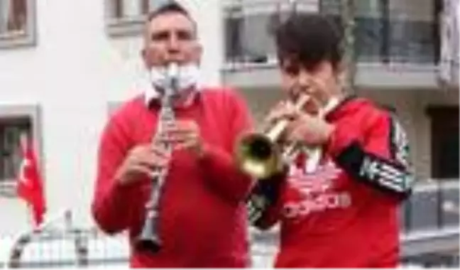 Moral orkestrası vatandaşı eğlendirdi