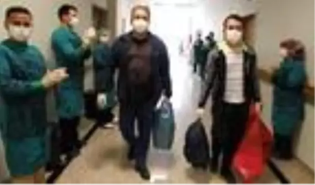 Hatay'da koronavirüsü yenen 2 hasta, alkışlarla taburcu edildi