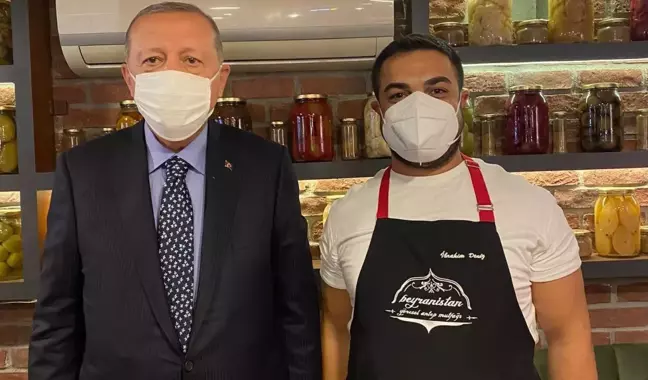 Cumhurbaşkanı Erdoğan, söz verdiği esnafa uğrayarak çay içti