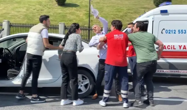 Hasta taşıyan ambulans otomobille çarpıştı...