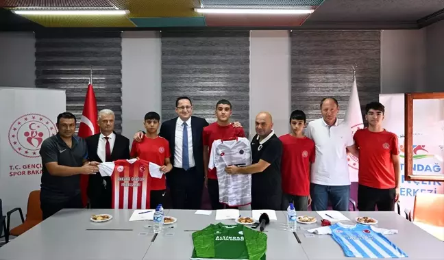 Altındağ Gençlik Merkezi'nin Sokaktan Spora Projesiyle Keşfedilen Genç Futbolcular Gençlerbirliği'yle Sözleşme İmzaladı