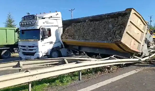 TEM Otoyolu'nda Hafriyat Kamyonu Kaza Yaptı