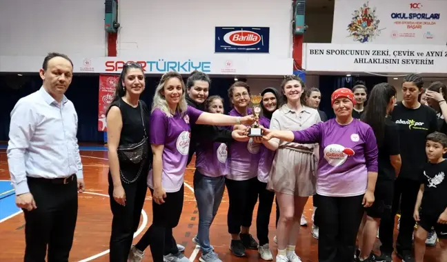 Bolu'da düzenlenen kurumlar arası voleybol turnuvasında 41 takım mücadele etti