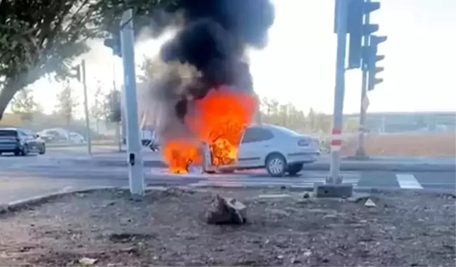 Diyarbakır'da Seyir Halindeki Otomobil Alev Aldı