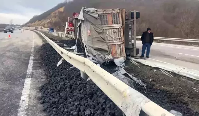 Samsun'da Kömür Yüklü Tır Devrildi: Sürücü Yaralandı