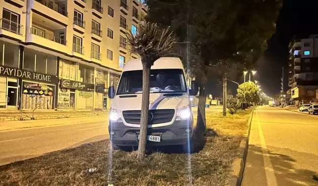 Gaziantep'te Park Halindeki Araç Ağaçla Çarpıştı