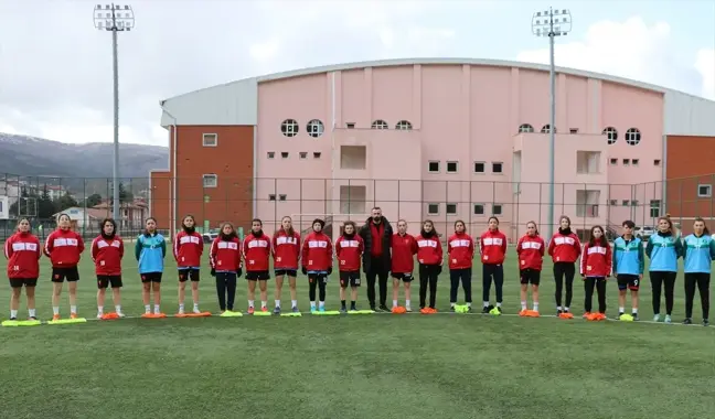 Amasis Kadın Futbol Takımından Deprem Şehitlerine Saygı Duruşu