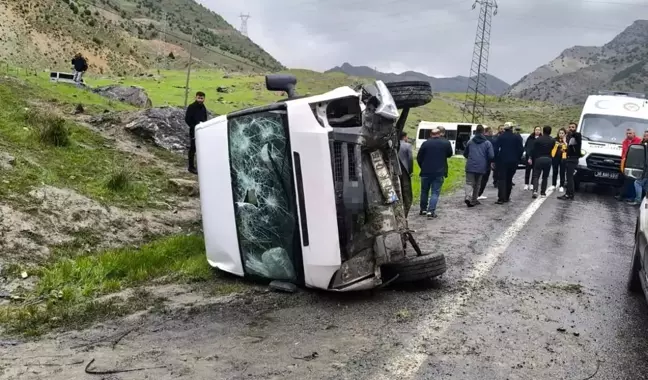 Hakkari'de Servis Aracı Devrildi: 7 Öğrenci Hastaneye Kaldırıldı