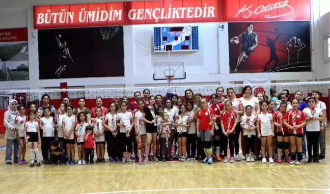 Filenin Sultanları Anneleriyle Voleybol Oynadı