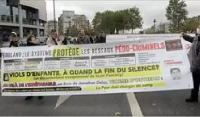 Son dakika! - Paris'te çocukları hükümet tarafında ellerinden alınan ailelerden protesto