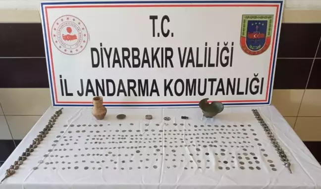 Son dakika haberi | Diyarbakır'da tarihi eser kaçakçılığı operasyonu: 328 eseri 65 bin dolara satmaya çalışırken yakalandılar