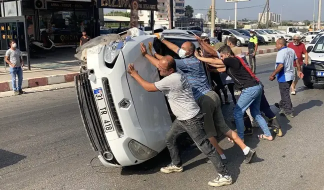 Park halindeki araca çarpan otomobil devrildi, vatandaşlar düzeltti