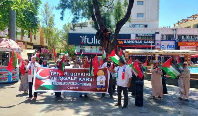 Antalya'da Sağlık Çalışanları İsrail'in Gazze Saldırılarına Tepki Gösterdi