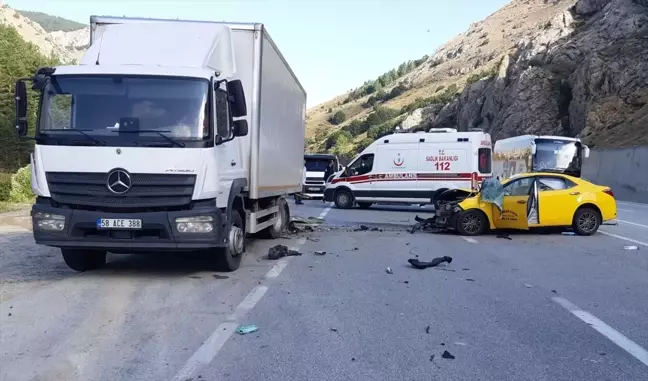 Erzincan'da Otomobilin Kamyona Çarpması Sonucu Hayatını Kaybeden Komiser ve Annesinin Cenazeleri Erzurum'da Defnedildi