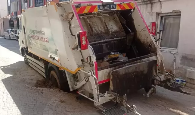 Balıkesir'de çöp kamyonu çukura saplandı