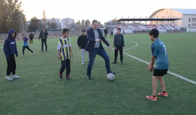 Kaymakam Koşansu, Çocuklarla Futbol Oynadı