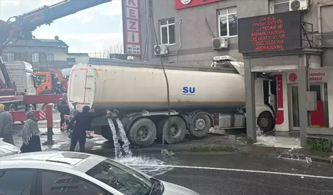 Başakşehir'de Su Tankeri Kaza Yaptı: Tıp Merkezine Hasar Verdi