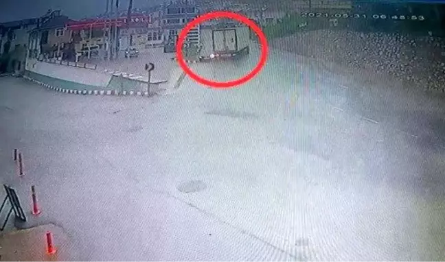 Facia böyle teğet geçti...Yağmurda tırın kayan dorsesi kadın sürücünün otomobiline çarptı