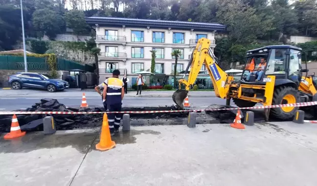 Sarıyer'de İSKİ borusu patladı, yol çöktü