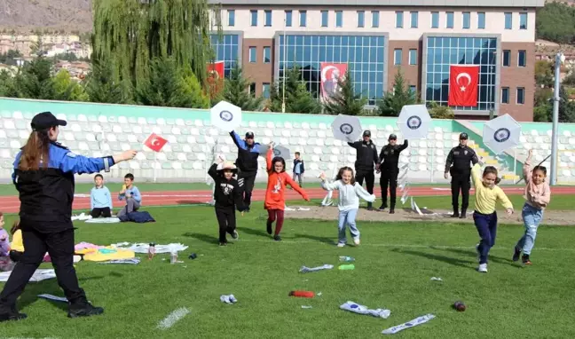 Amasya Emniyet Müdürlüğü 100 çocukla uçurtma şenliği düzenledi