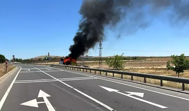 Şanlıurfa'da Emniyet Personelini Taşıyan Midibüs Alev Alev Yandı