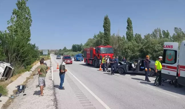 Sivas'ta Kamyonet ile Otomobil Çarpıştı: 1 Ölü, 5 Yaralı