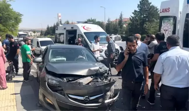 Polatlı'da Cenazeye Giden Otomobille Hafif Ticari Araç Çarpıştı: 5 Yaralı