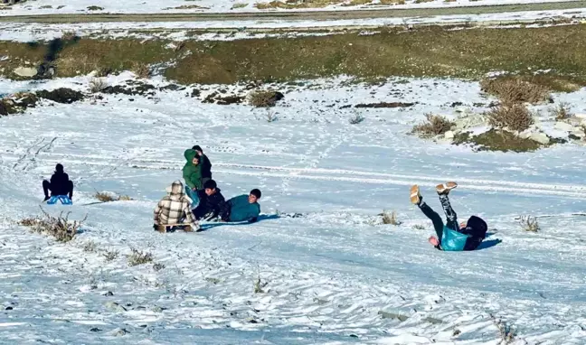 Ağrı'da Çocuklar Kendi Yöntemleriyle Kayak Keyfi Yaşadı