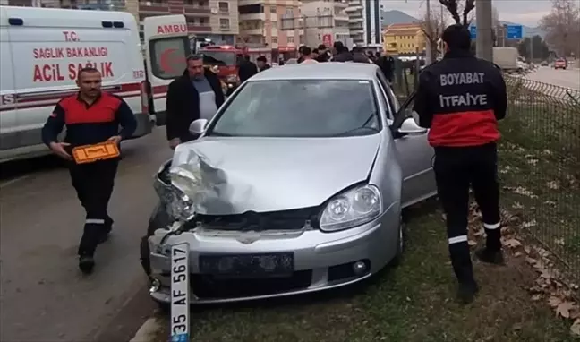 Boyabat'ta Park Halindeki Araca Çarpan Otomobil Kazası: 4 Yaralı