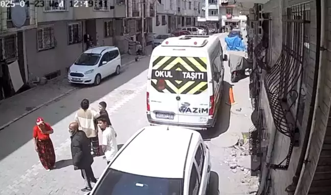 İstanbul'da depremden kaçış kamerada: Park halindeki araçlar böyle sallandı