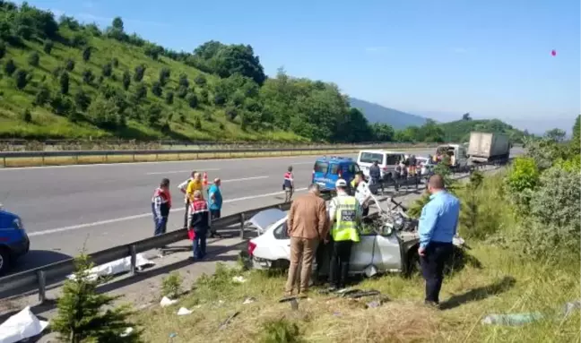 Düzce Otomobil, Emniyet Şeridinde Duran Tır'a Çarptı: 4 Ölü, 1 Yaralı