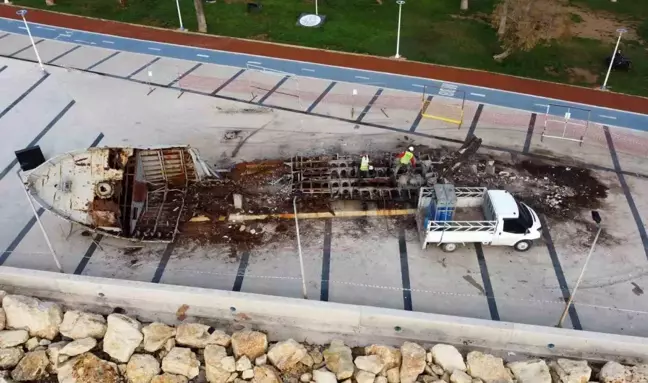 Mersin'de Şehit Teğmen Caner Gönyeli Gemisi Söküme Alındı