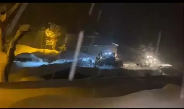 Karla Kapalı Yolda Kalp Krizi Geçiren Muhtar Hastaneye Ulaştırıldı